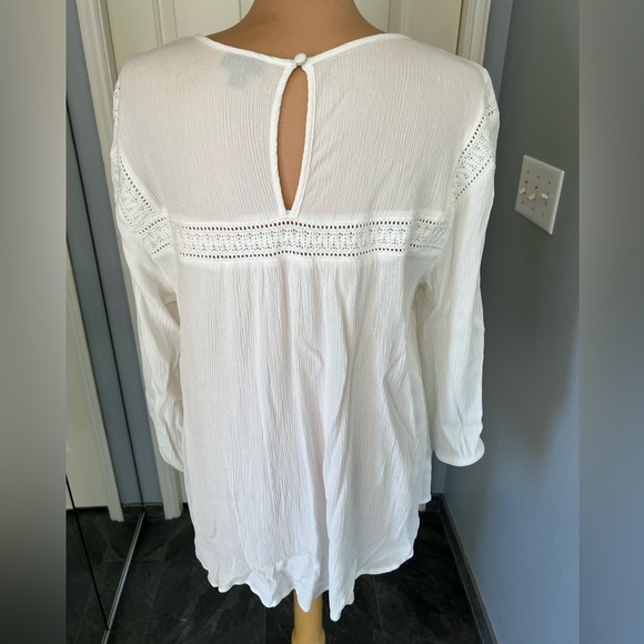 Torrid Size 3 White Crinkle Gauze Embroidered Peasant Boho Top - Picture 6 of 10